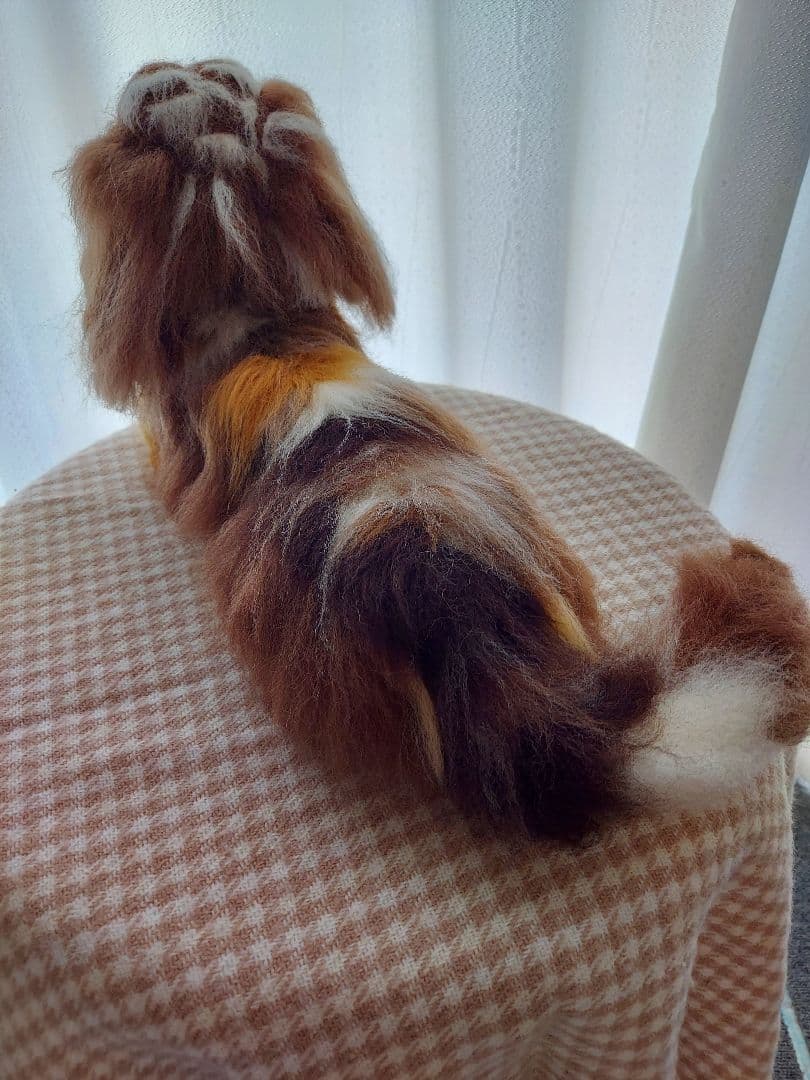 羊毛フェルト製犬のぬいぐるみ