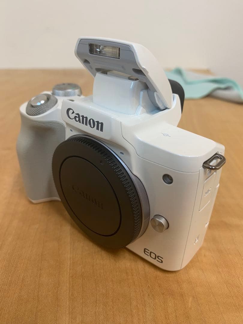 Canon EOS Kiss M ダブルズームキットホワイト充電器付き​