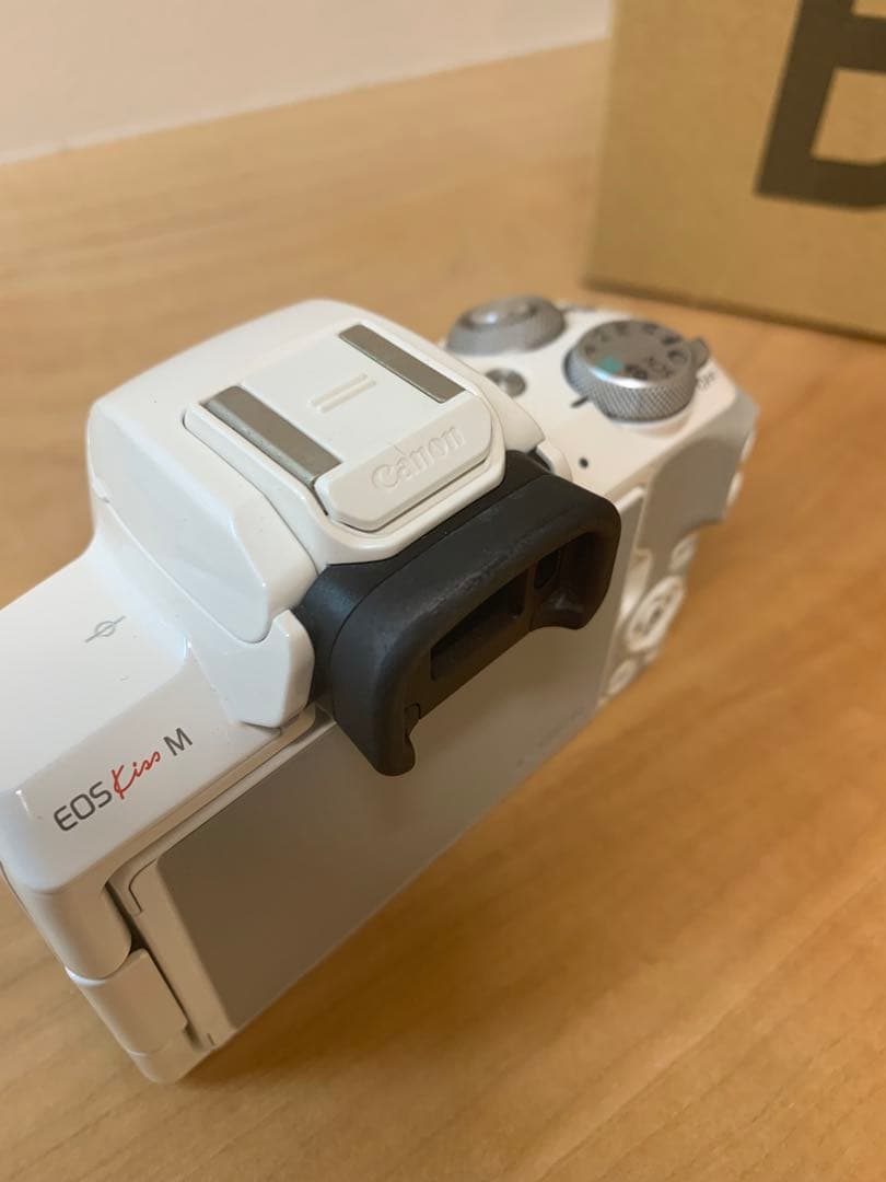Canon EOS Kiss M ダブルズームキットホワイト充電器付き​