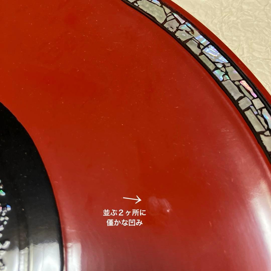 赤黒漆塗りに螺鈿装飾された丸盆