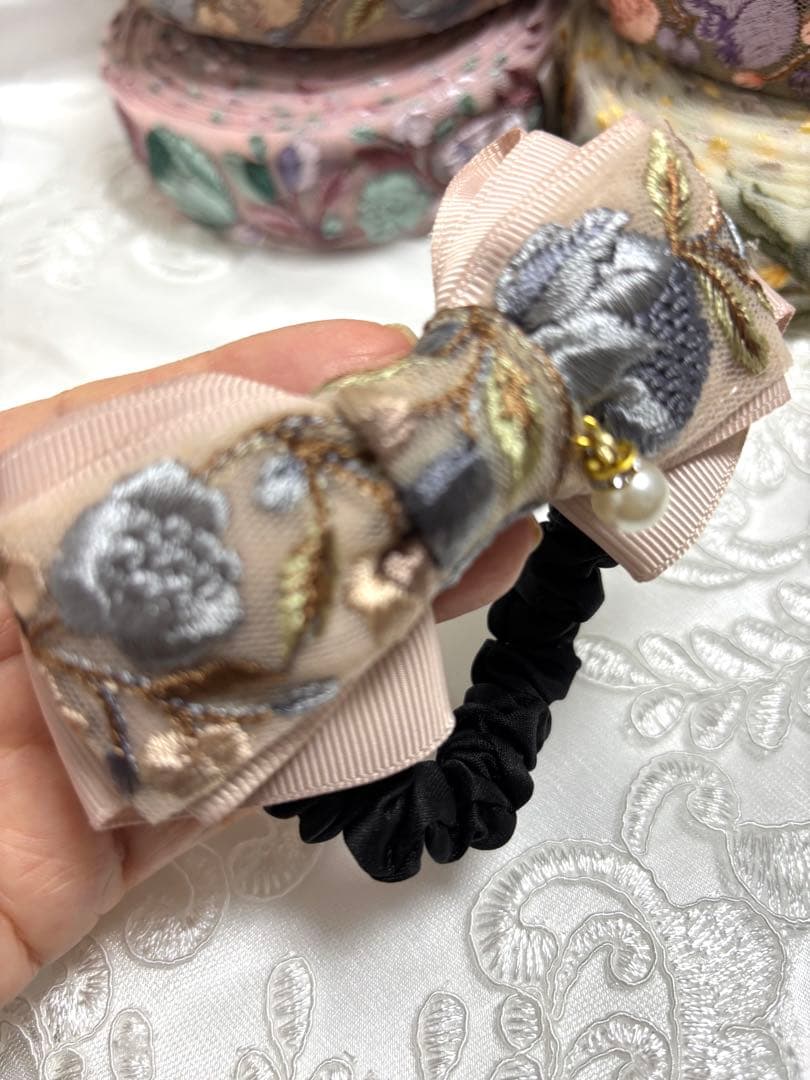 2778インド刺繍リボン☆ヘアゴム 　小シュシュ仕上げ　ハンドメイド
