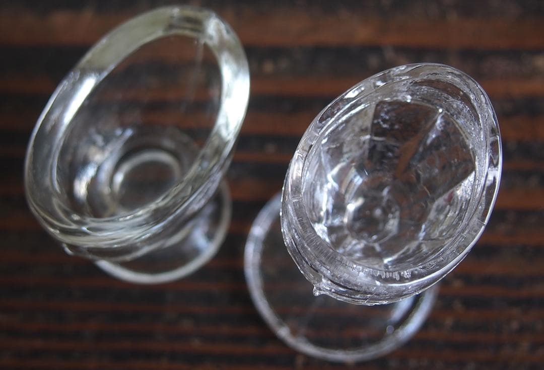 小さなガラスのコップ ２個 洗眼器 グラス 1930年代 目洗いグラスK183