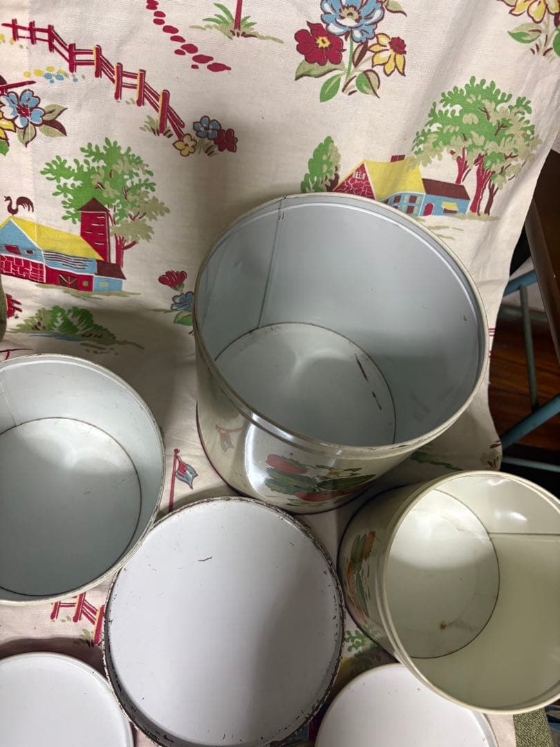 ストロベリー柄のアンティーク缶セット