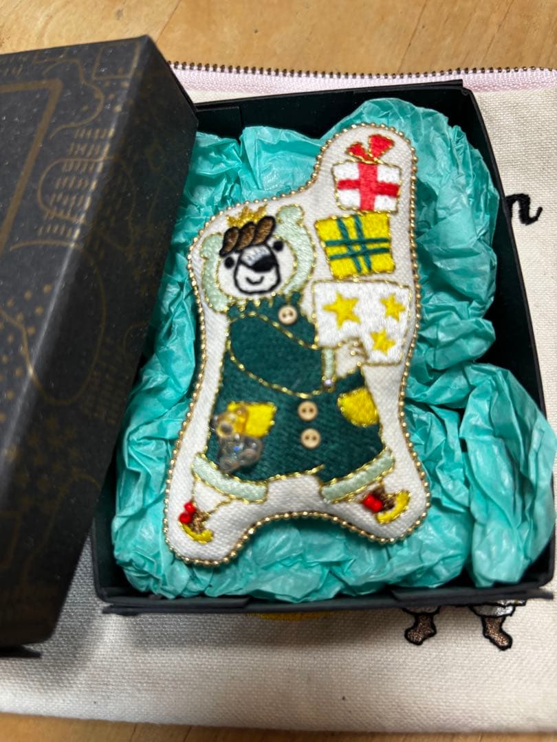 osyakuma iwashi 刺繍作家　刺繍ポーチ　オシャクマ　ブローチ