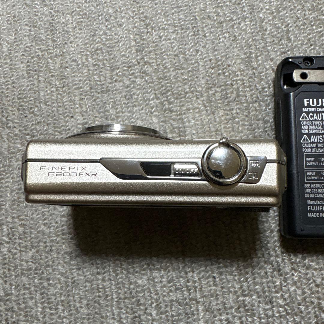 FUJIFILM FinePix F200EXR 本体と充電器　ジャンク