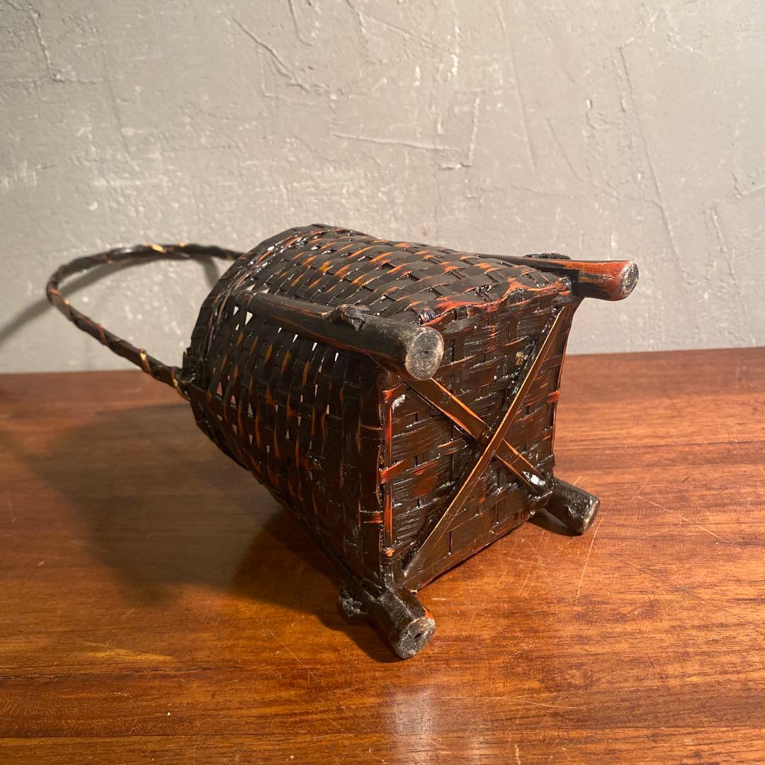 竹製花籠 骨董品 時代物 竹細工 漆 持ち手付き 手編み 古道具 花器