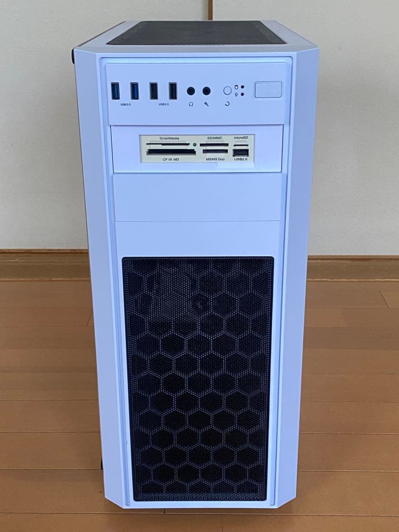 ミドルタワー型PCケースVersa H26 500W電源、他