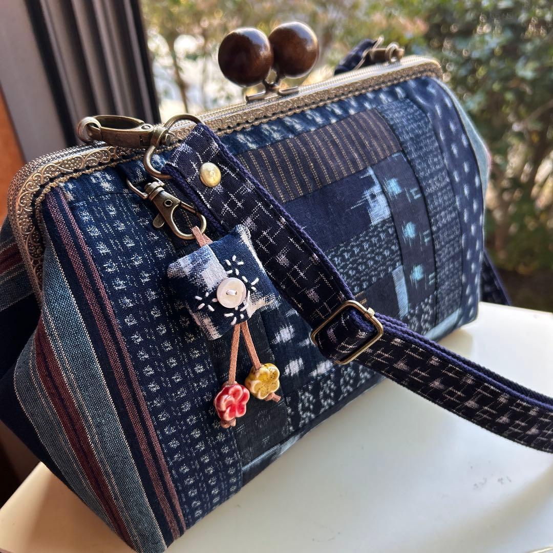 絣のパッチワークがま口角ショルダー(*´꒳`*)ショルダー紐とチャーム付き