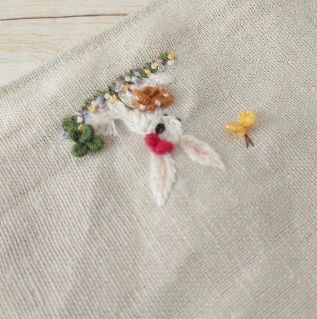 手刺繍入リネンスクエアミニマット【野原のうさこのおやつ-プレッツェル♪】