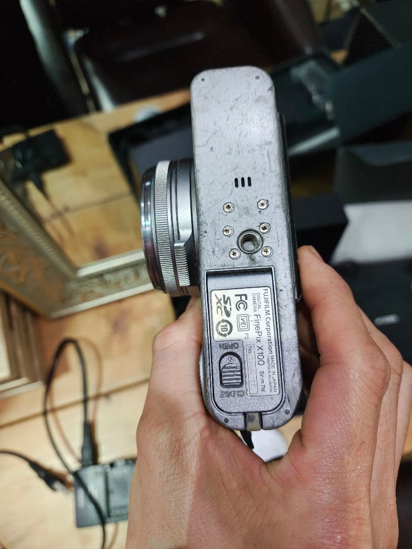 Fujifilm X100 カメラ 箱 充電器バッテリー3個付 週末割引