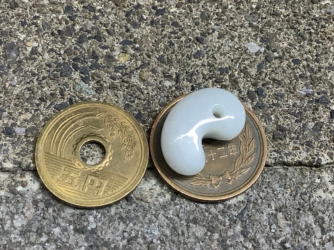 ⭕️人生の明と暗　白色*黒色　糸魚川翡翠ジェダイト勾玉　縁起物吉祥開運　鑑定付‼️