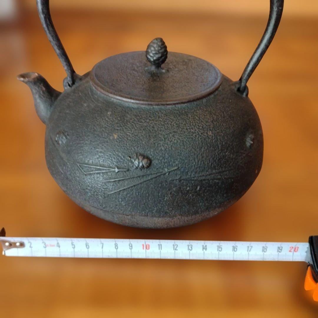 南部鉄器　　　　　　　　鋳鉄製黒鉄瓶 花模様 　(記念品)