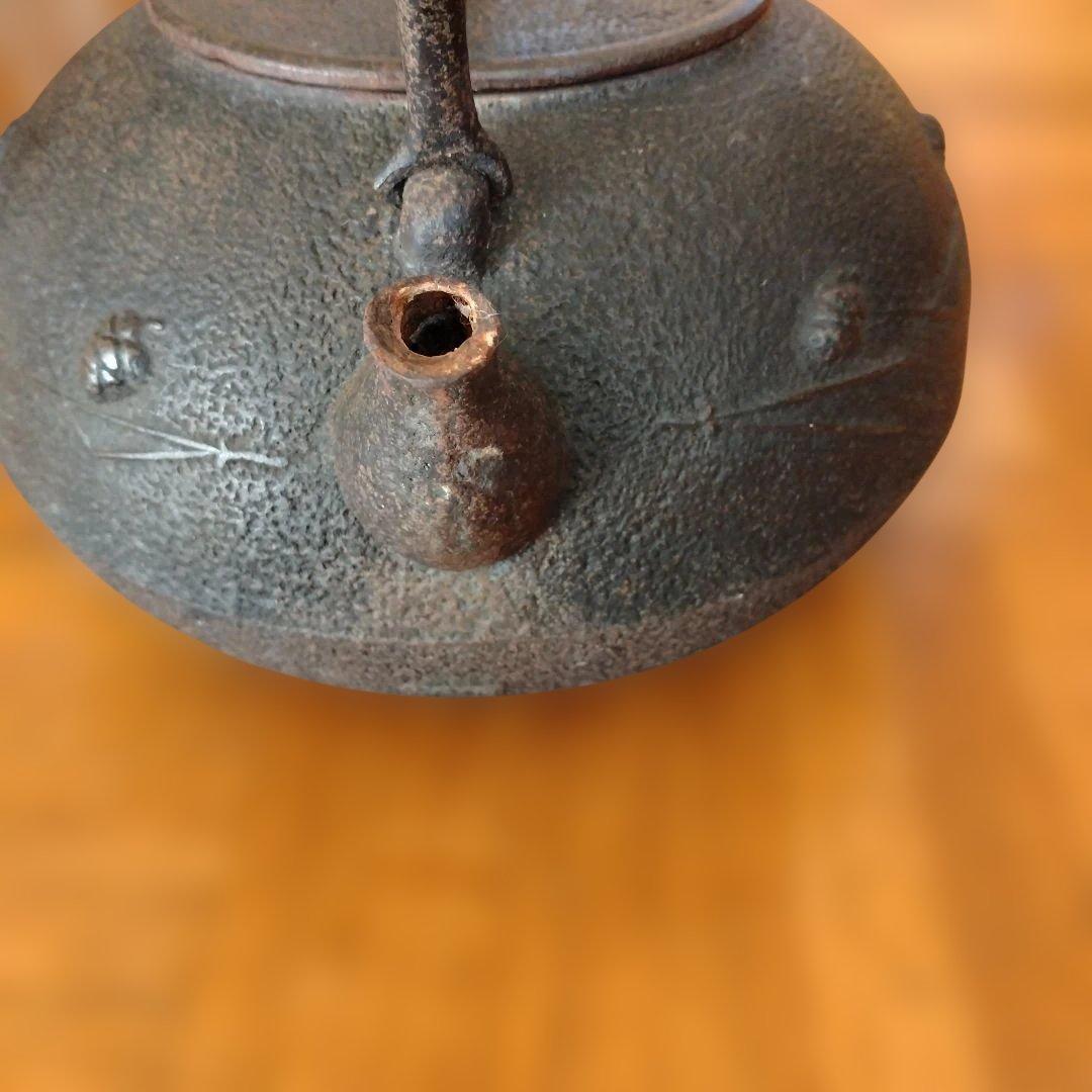 南部鉄器　　　　　　　　鋳鉄製黒鉄瓶 花模様 　(記念品)