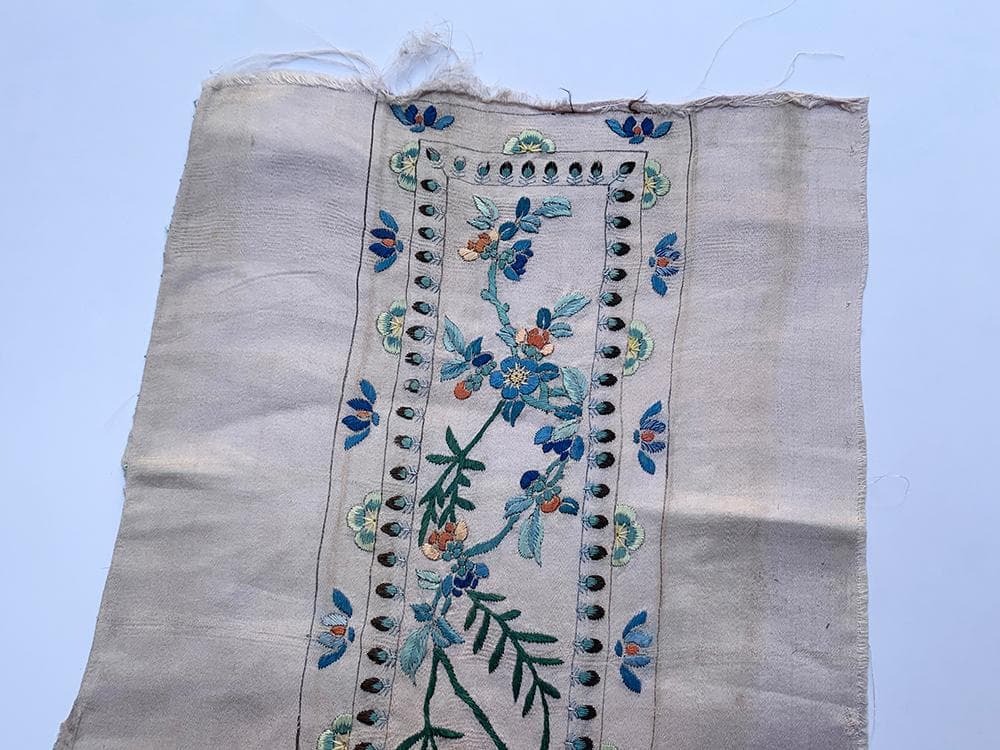【繍】　★ 織繍 藕色地花魚紋挽袖裁片 ★　清時代　金魚花卉 刺繍文様　明清繍品