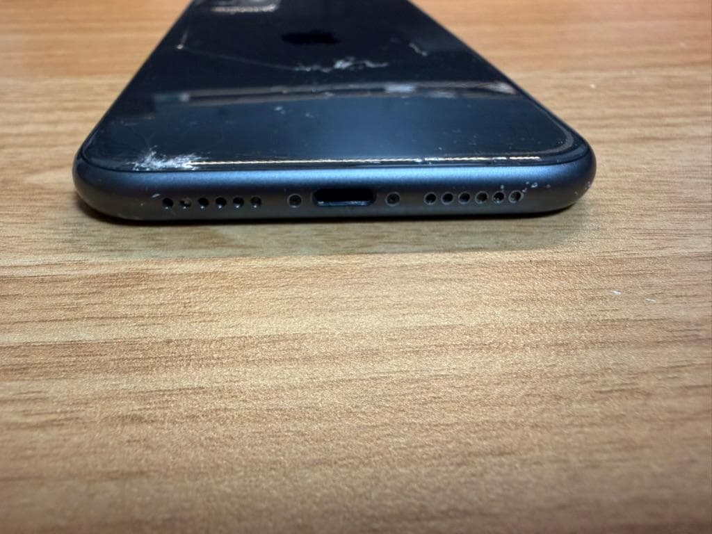 iPhone 11 64GB ブラック 背面ひび割れあり