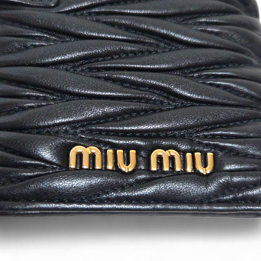 レア MIU MIU パスポートケース マトラッセ レザー ブラック チェーン付