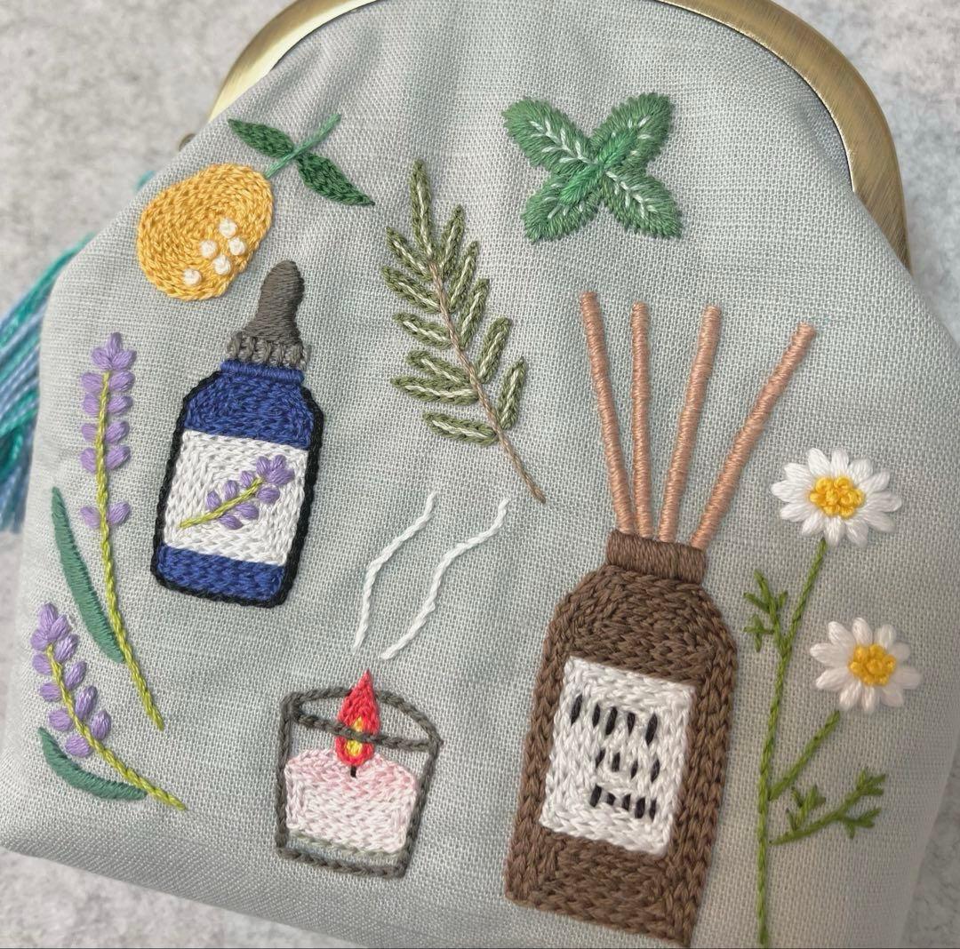 ハンドメイド　手刺繍　がま口ポーチ☆アロマ