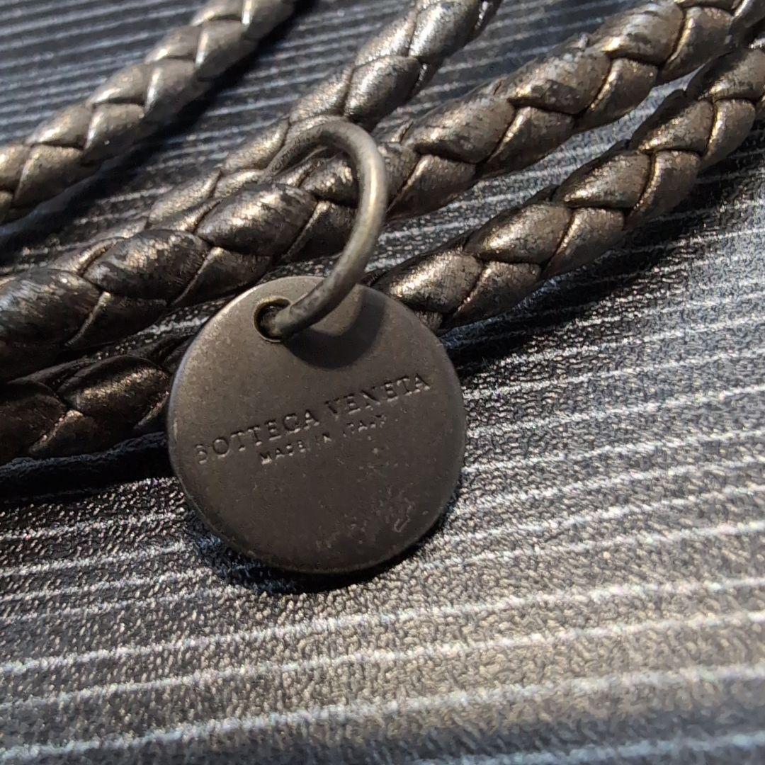 Bottega Veneta イントレチャート ネックストラップ ガンメタリック