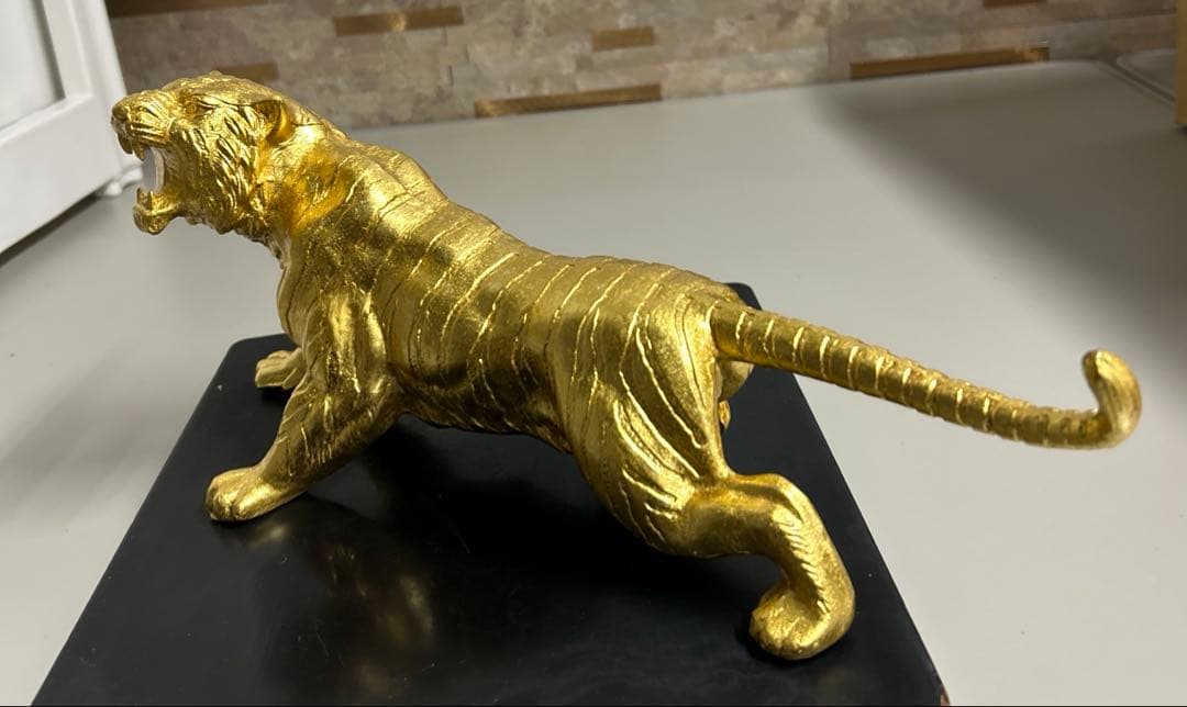 希少！金属製　金色　虎　彫刻　工芸品　置物