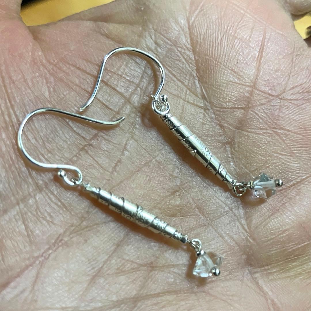 カレンシルバー　蝶とカーブビーズのロングタイプピアス　一点のみ
