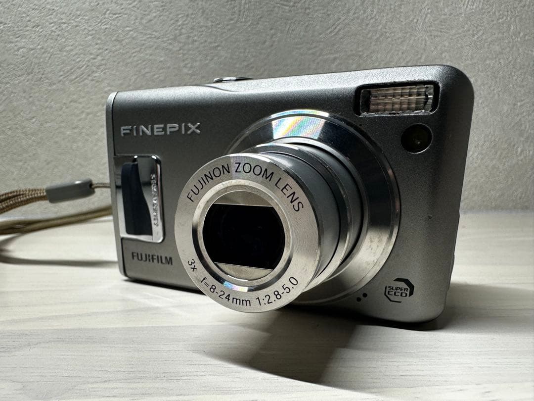 完動品【極美品】Fujifilm FinePix F31fd シルバー　デジカメ
