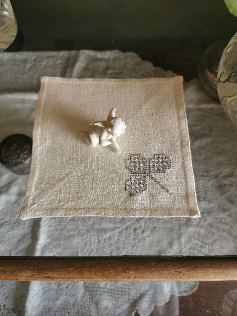 アンティーク ドローンワーク 三つ葉色糸刺繍リネンクロス 透かしクローバー草花紋