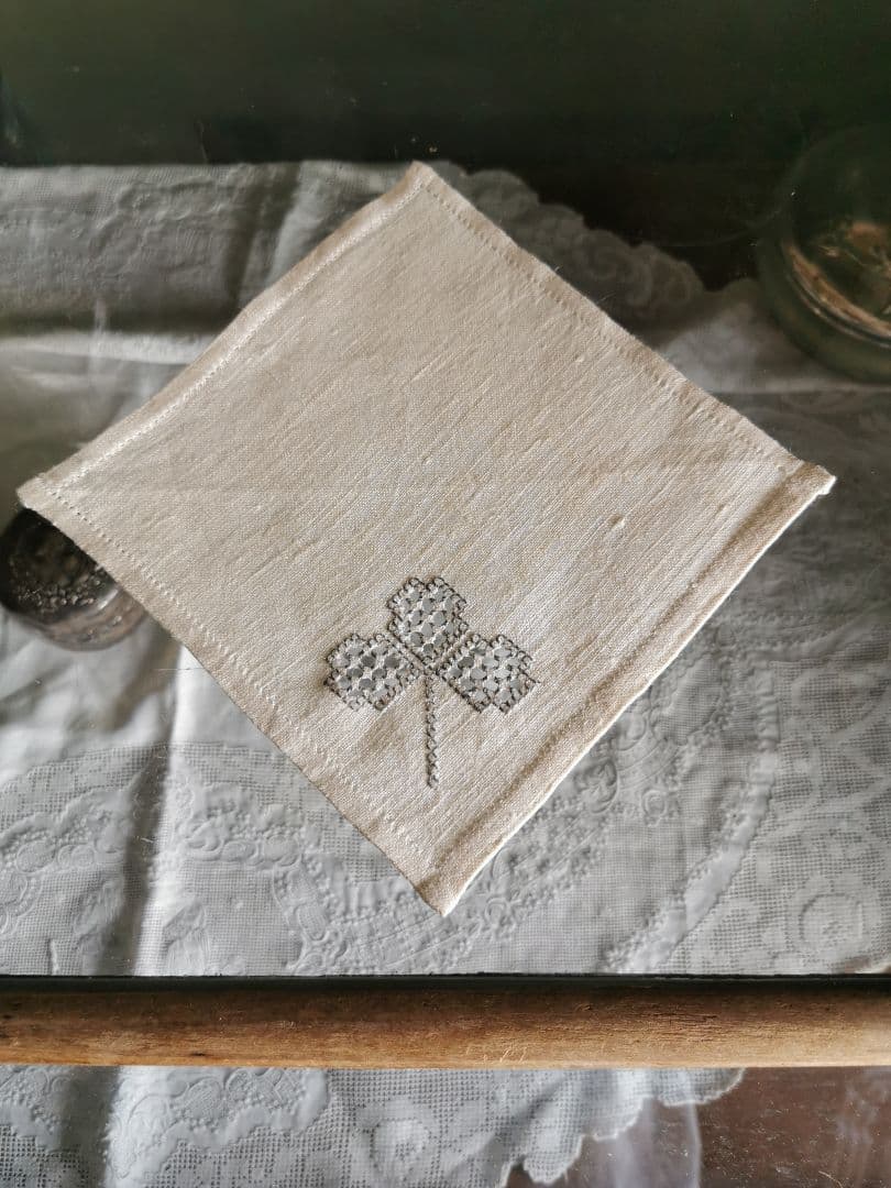 アンティーク ドローンワーク 三つ葉色糸刺繍リネンクロス 透かしクローバー草花紋
