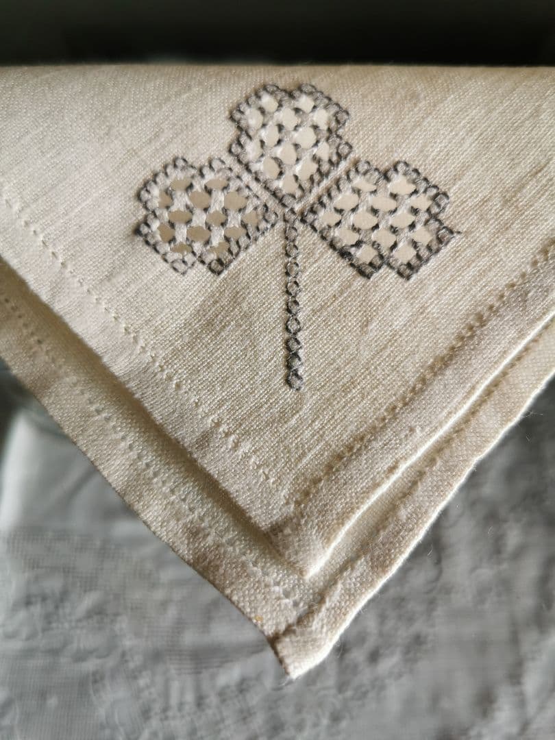 アンティーク ドローンワーク 三つ葉色糸刺繍リネンクロス 透かしクローバー草花紋