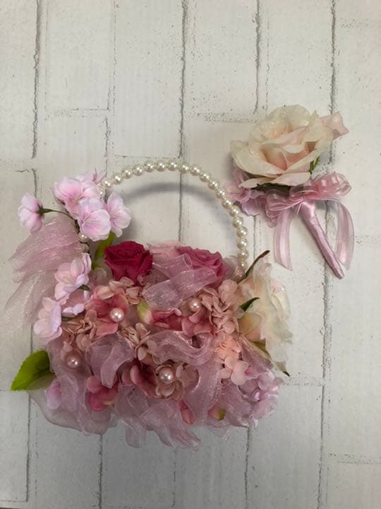 ピンクの薔薇のバックブーケとブートニア