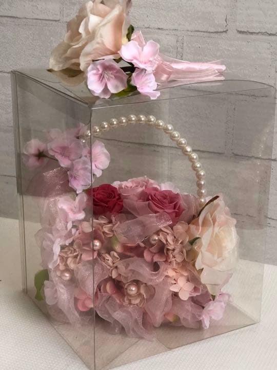 ピンクの薔薇のバックブーケとブートニア