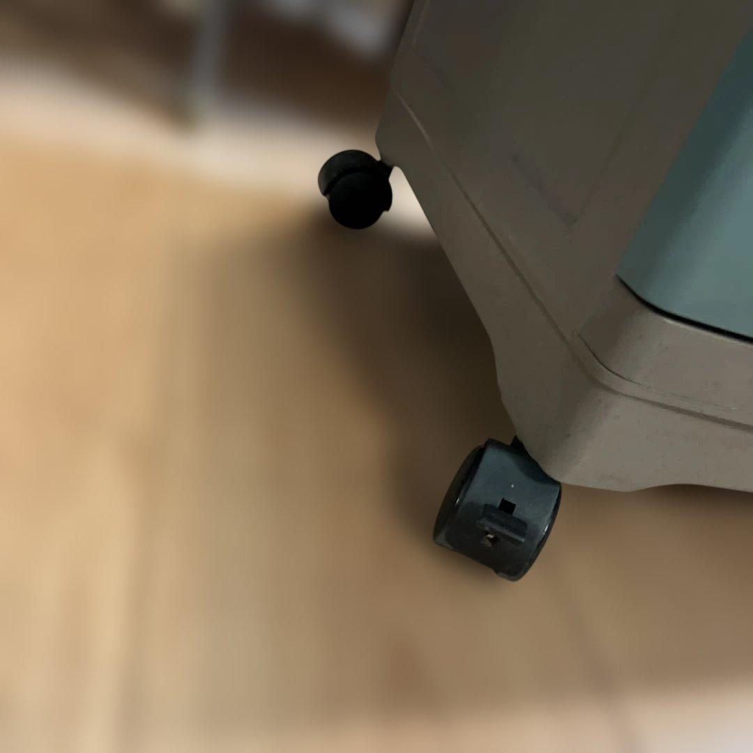 rubbermaid ラバーメイド　キャビネット　サイドデスク　サイドテーブル