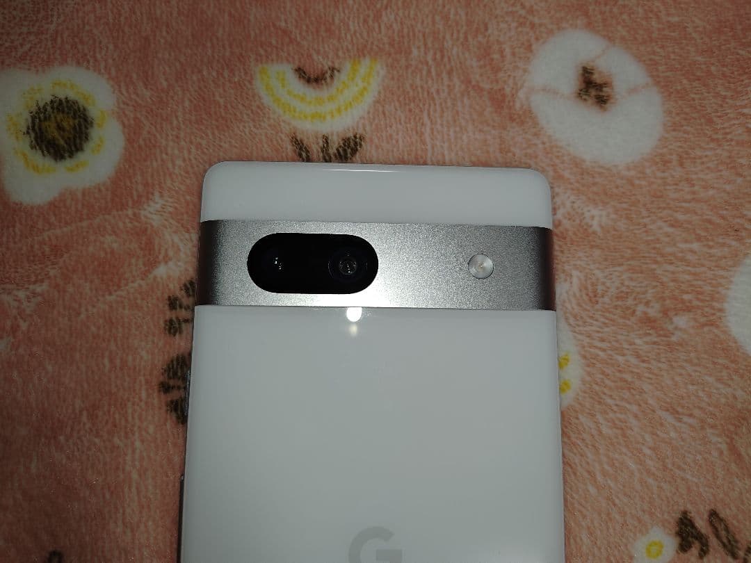 Google Pixel 7a  128GB（画面角にヒビ・動作良好）
