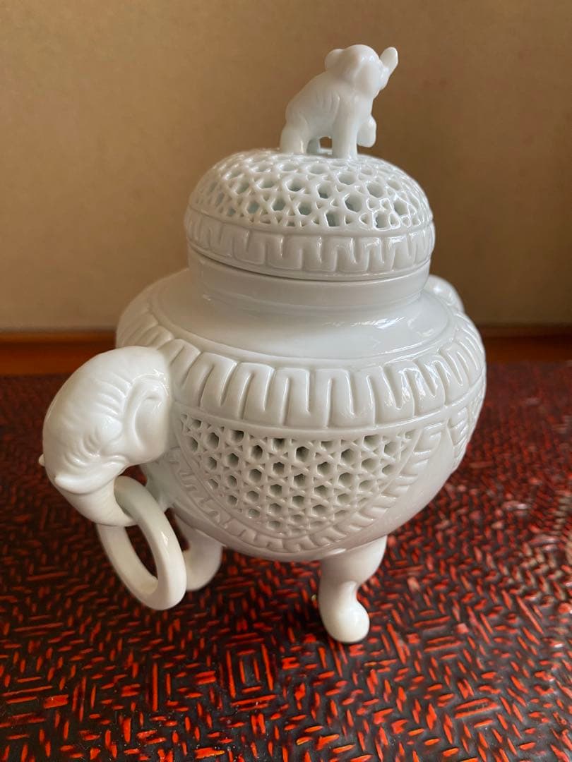 有田焼　景泉作　白磁象耳透彫　香炉