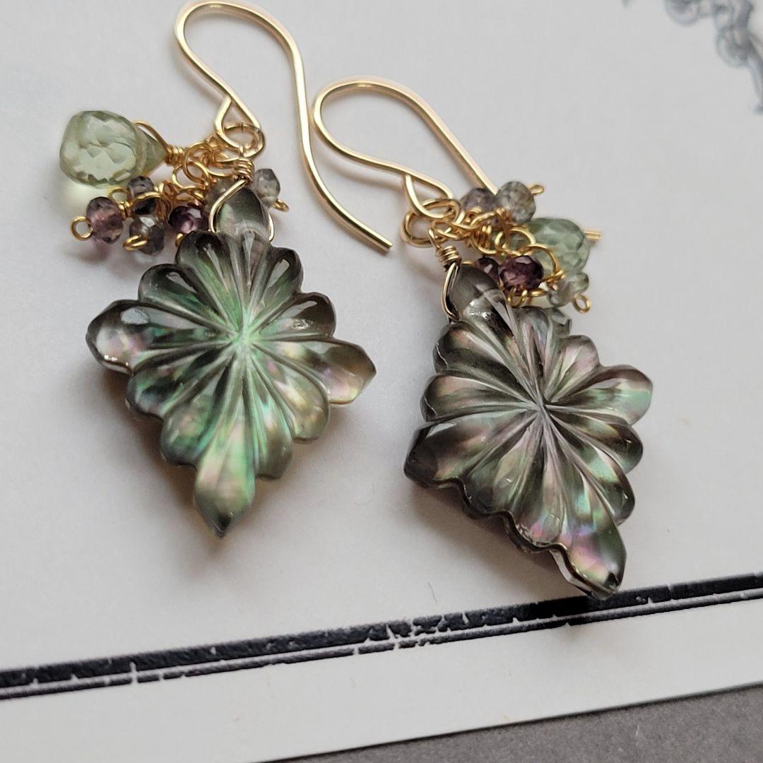 ブラックシェル×水晶 ロゼンジカービング ピアス