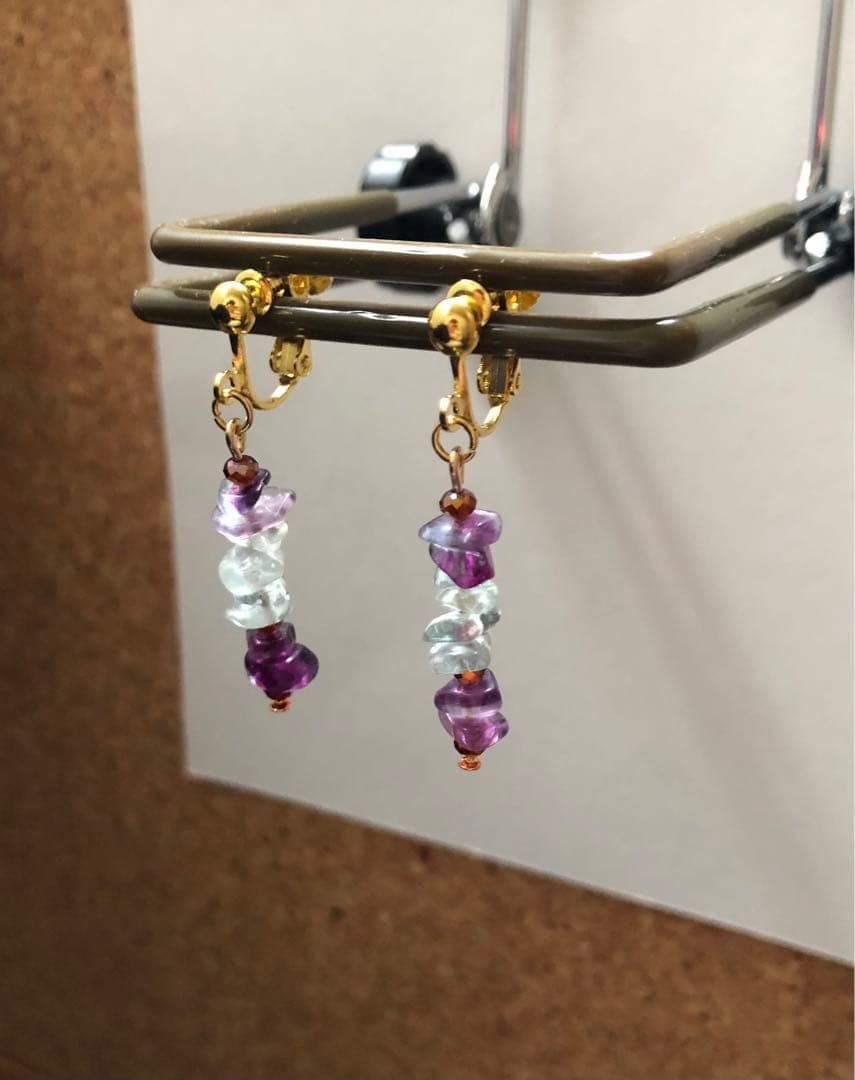 紫と透明ビーズのフラワーピアス