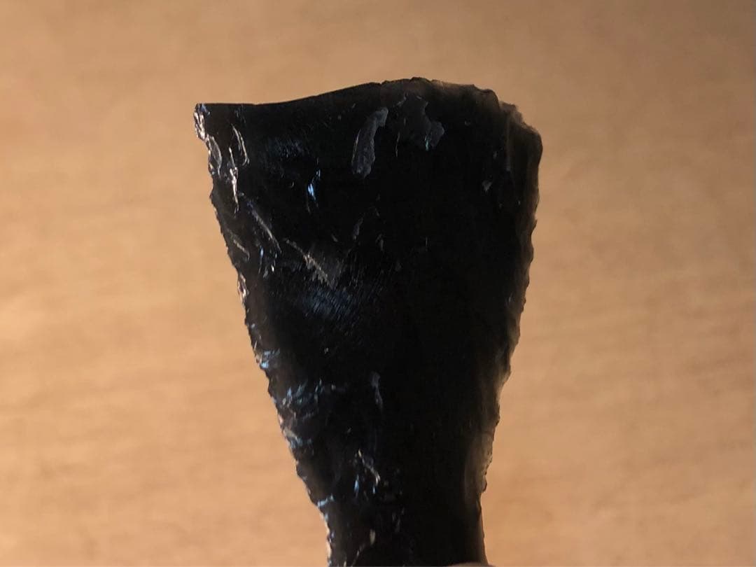 「黒曜石製の石器の破片」だと思います…。