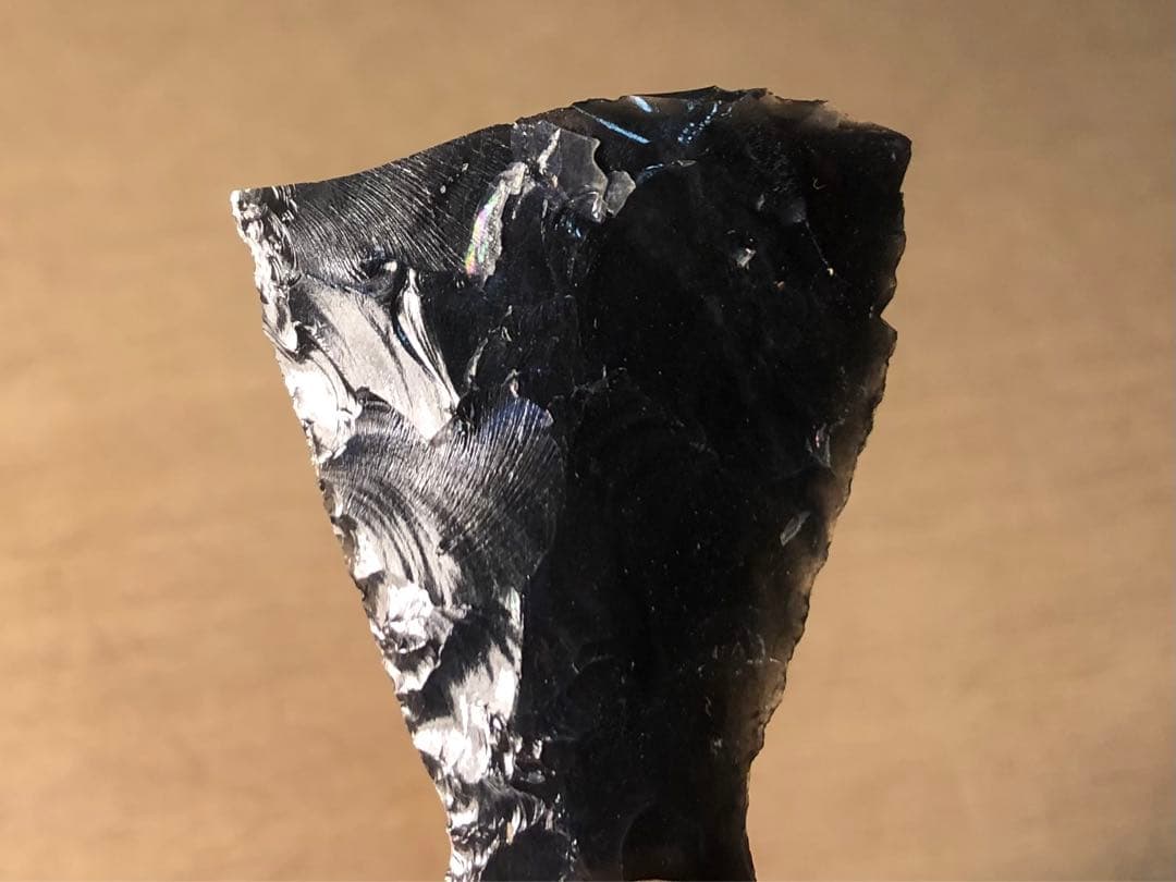 「黒曜石製の石器の破片」だと思います…。