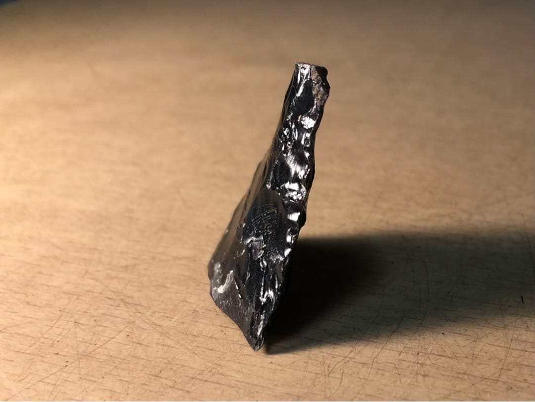 「黒曜石製の石器の破片」だと思います…。