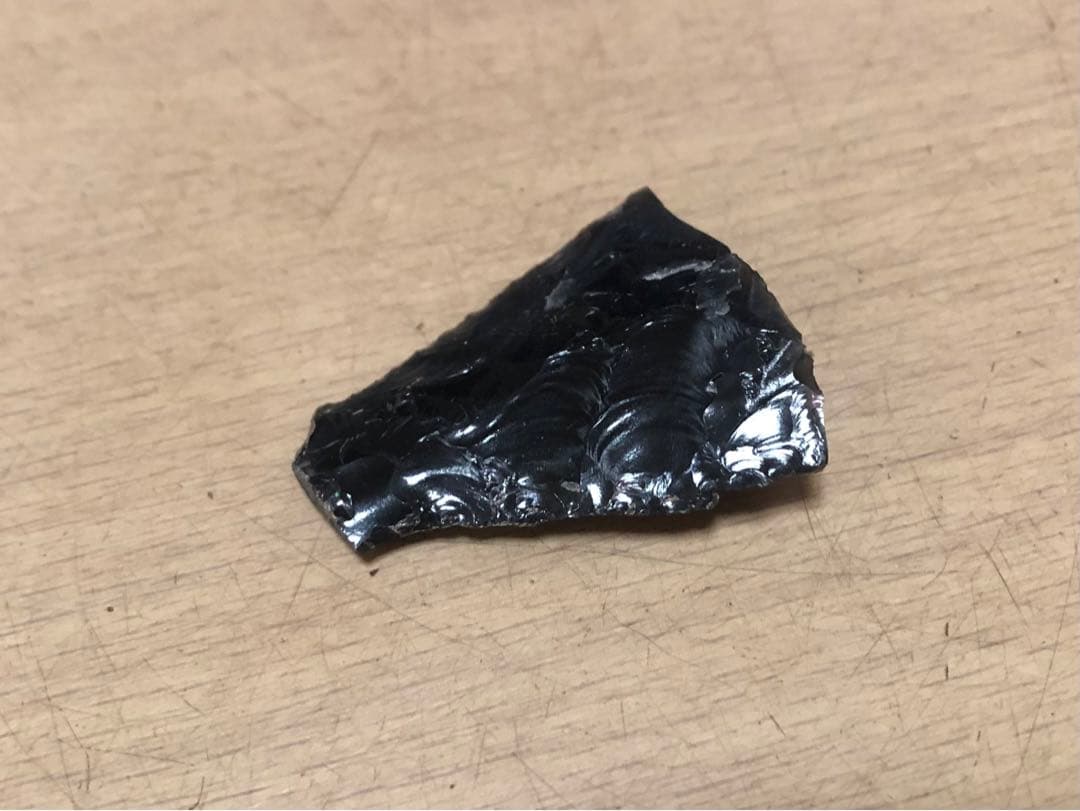 「黒曜石製の石器の破片」だと思います…。