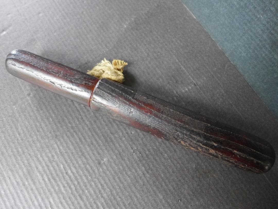 時代物　明治大正期頃　古い木製一刀彫　キセル入れ物　煙管筒　提げ物　喫煙具　骨董