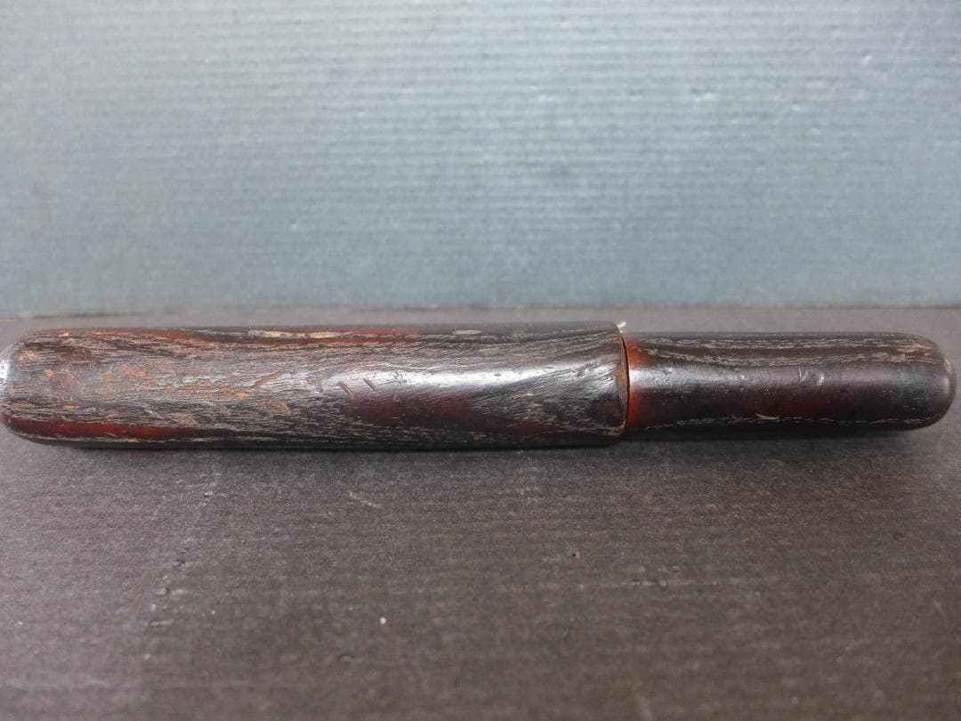 時代物　明治大正期頃　古い木製一刀彫　キセル入れ物　煙管筒　提げ物　喫煙具　骨董