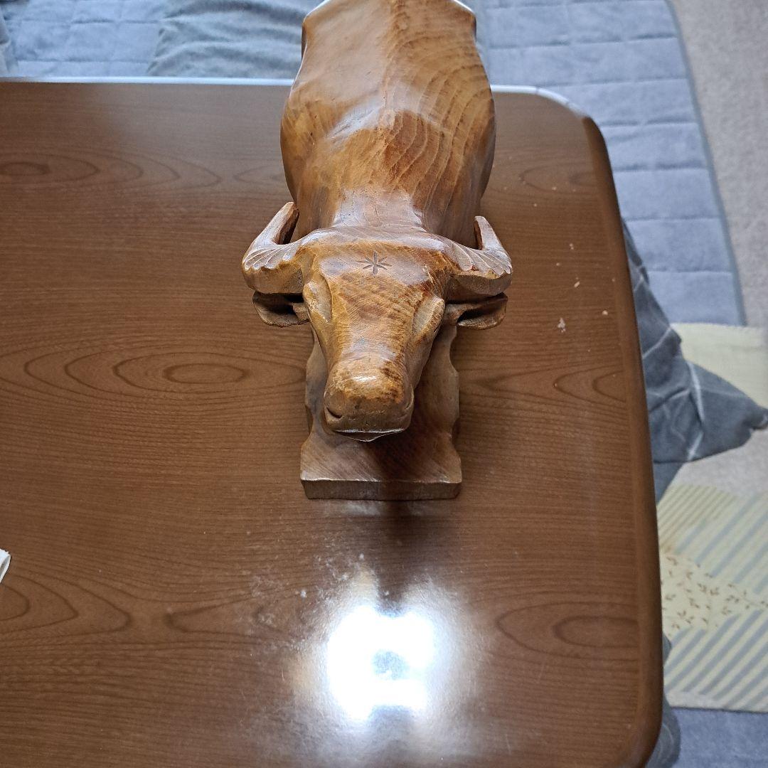 木製 牛の彫刻 アートオブジェ
