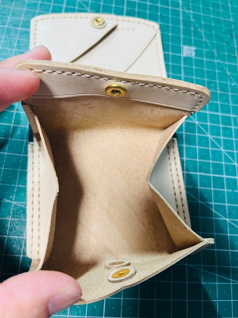 No.40 二つ折りコンパクト財布　手縫い　姫路レザー　ハンドメイド　NEW