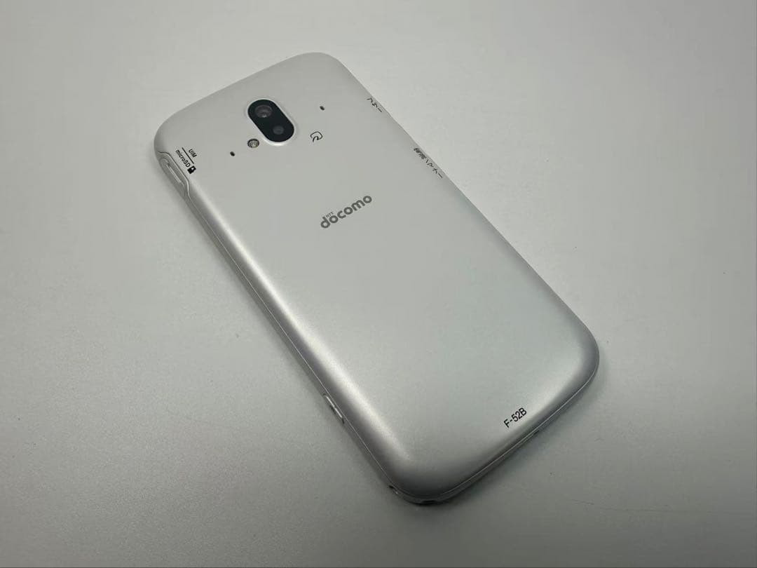 NTT docomo らくらくスマートフォン F-52B ホワイト