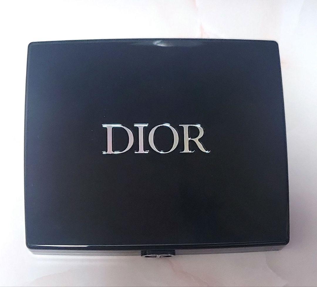 Dior サンク クルール　823 ローザ　ムタビリス