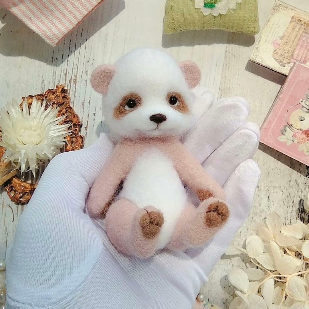 いちごカラーのパンダさん アーティストベア 海外作家様 羊毛フェルト ぬいぐるみ