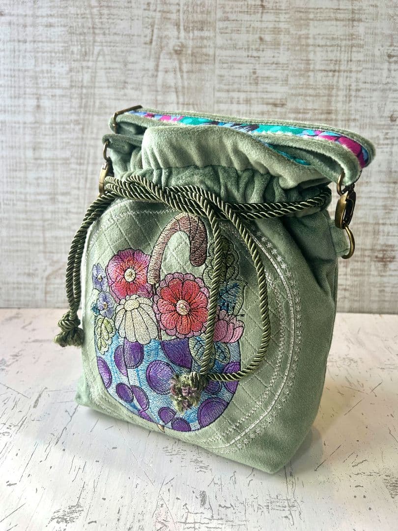 ライトグリーンベロア♡アンブレラフラワー刺繍のワンハンドル巾着バッグ♡