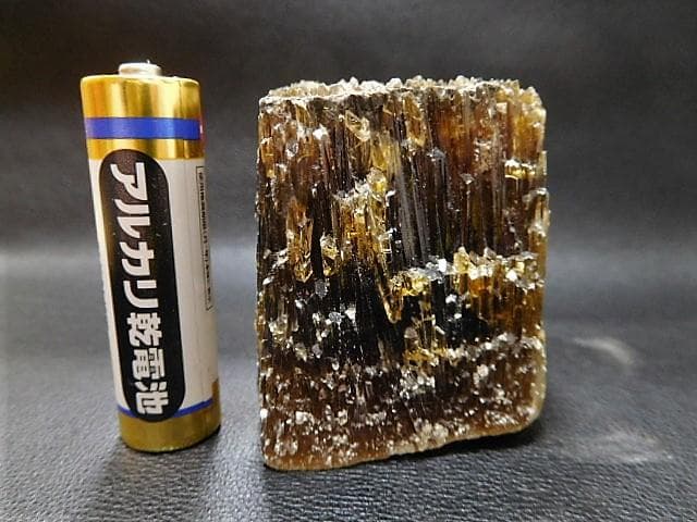 【アンバーカルサイト】方解石・鉱物・天然石標本　大サイズ２５２g