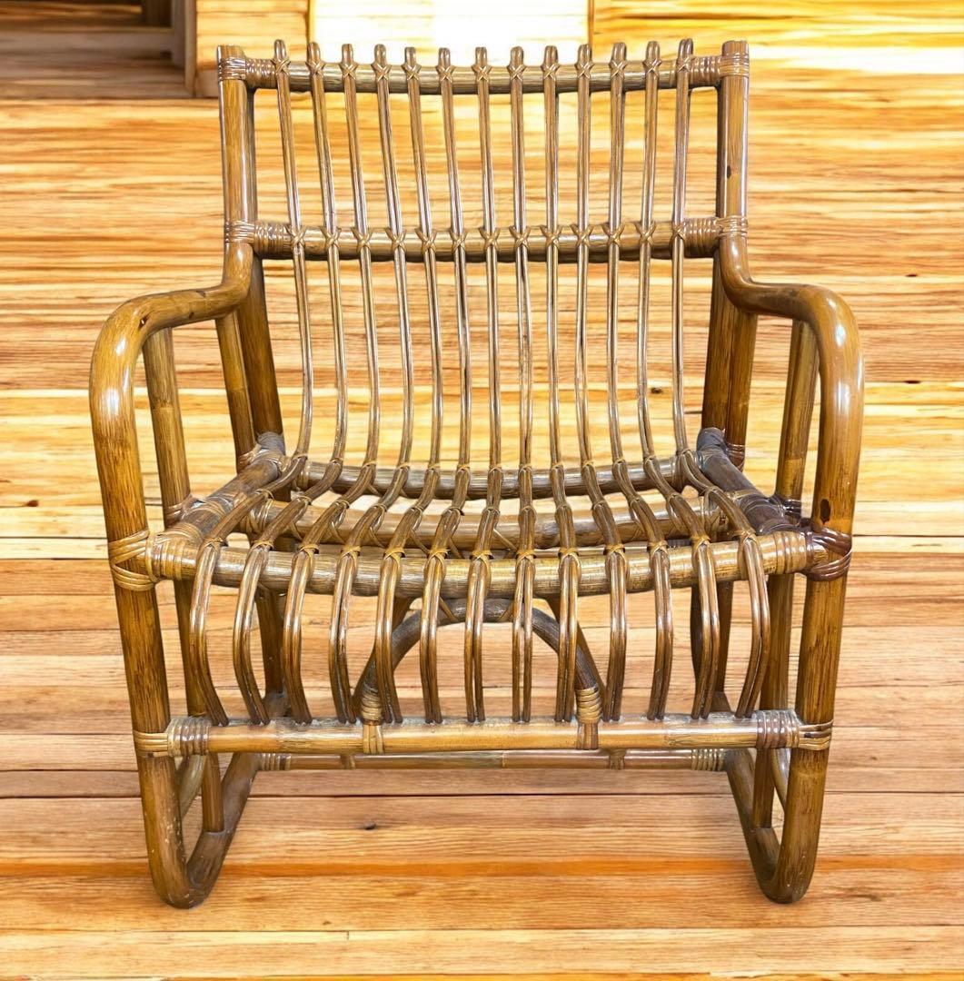 ラタン製の精巧な作りの高級アームチェア　ミッドセンチュリーテイストのよい雰囲気