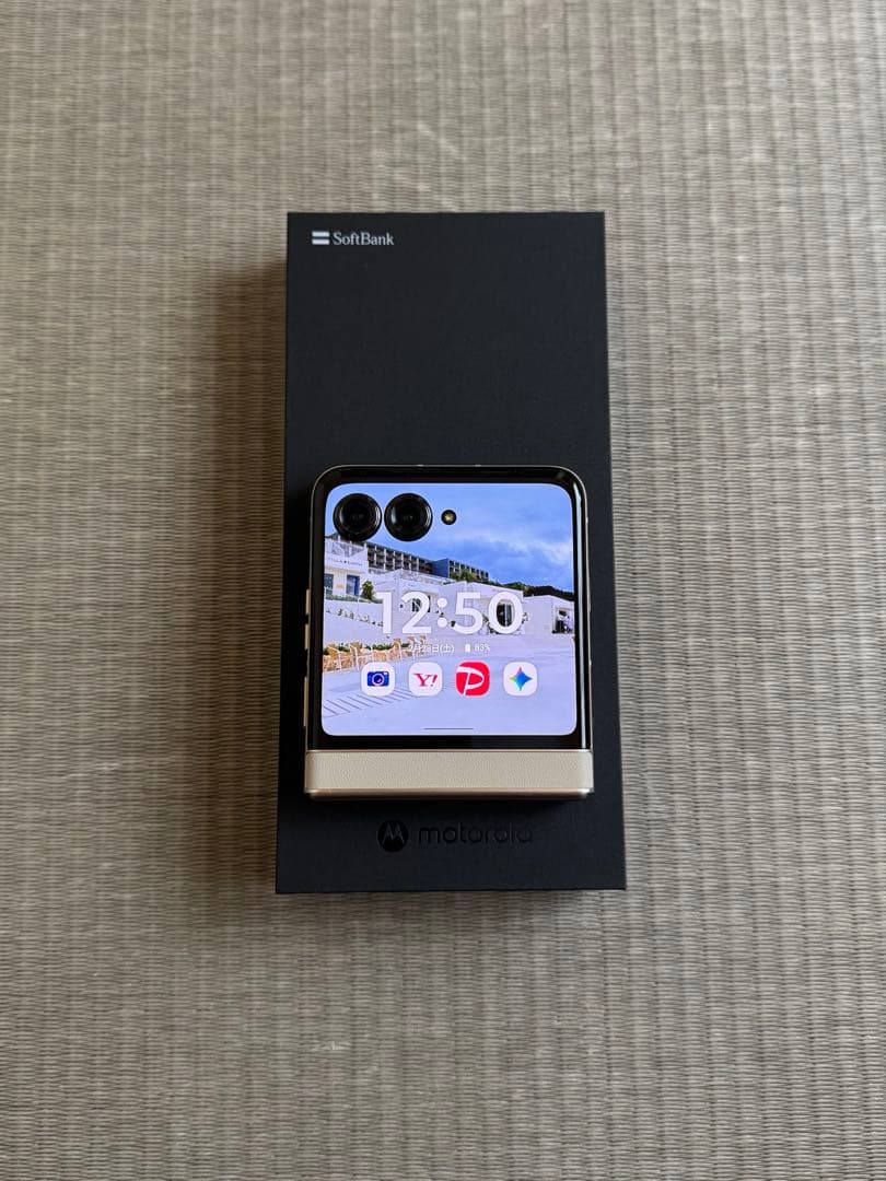 美品 motorola razr 50s サンドクリーム　simフリー